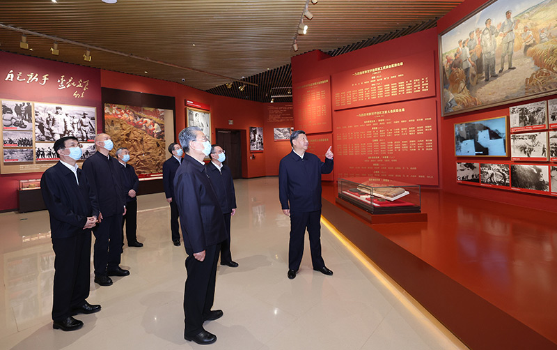 　　10月27日，中共中央總書記、國家主席、中央軍委主席習近平帶領(lǐng)中共中央政治局常委李強、趙樂際、王滬寧、蔡奇、丁薛祥、李希，瞻仰延安革命紀念地。這是習近平等在延安革命紀念館，參觀《偉大歷程——中共中央在延安十三年歷史陳列》。