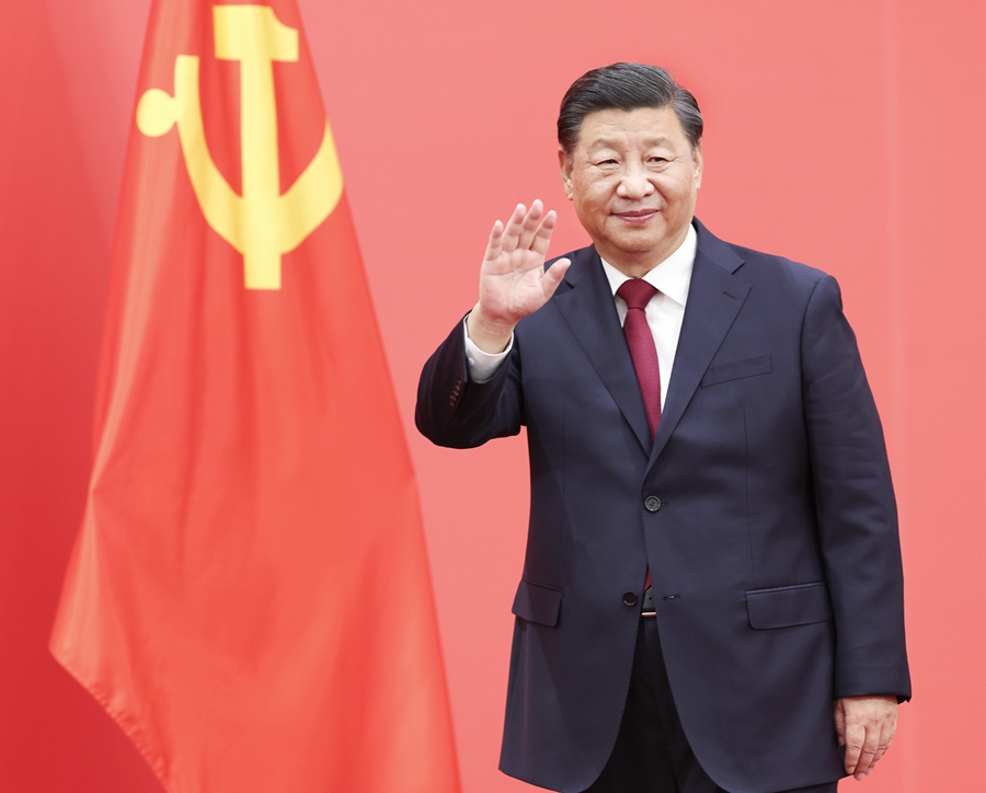 10月23日，剛剛在中國共產(chǎn)黨第二十屆中央委員會第一次全體會議上當選的中共中央總書記習(xí)近平和中共中央政治局常委李強、趙樂際、王滬寧、蔡奇、丁薛祥、李希在北京人民大會堂同采訪中共二十大的中外記者親切見面。這是習(xí)近平向在場的中外記者揮手致意。
