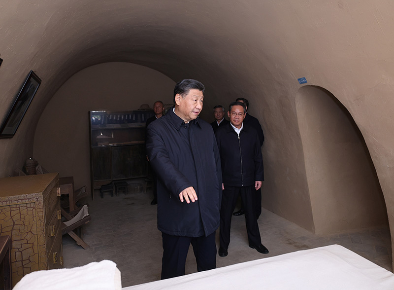 　　10月27日，中共中央總書記、國家主席、中央軍委主席習近平帶領(lǐng)中共中央政治局常委李強、趙樂際、王滬寧、蔡奇、丁薛祥、李希，瞻仰延安革命紀念地。這是習近平等在楊家?guī)X參觀毛澤東舊居。