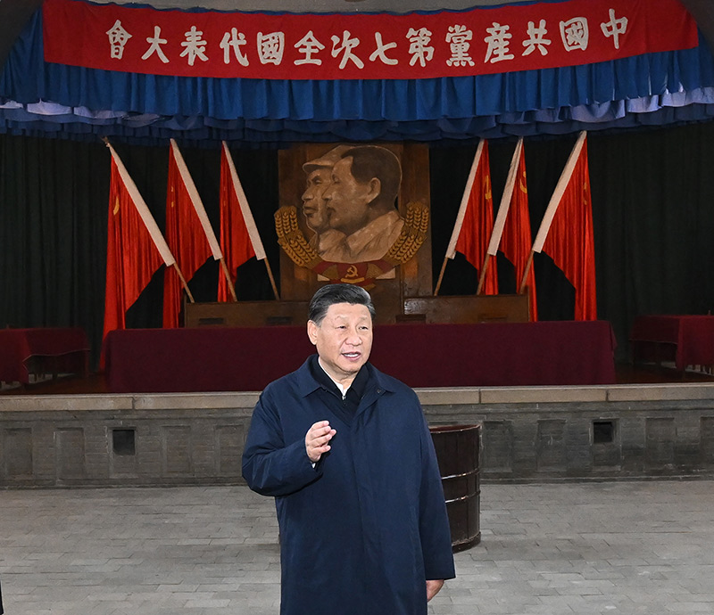 　　10月27日，中共中央總書記、國家主席、中央軍委主席習近平帶領(lǐng)中共中央政治局常委李強、趙樂際、王滬寧、蔡奇、丁薛祥、李希，瞻仰延安革命紀念地。這是習近平在楊家?guī)X瞻仰中共七大會址。