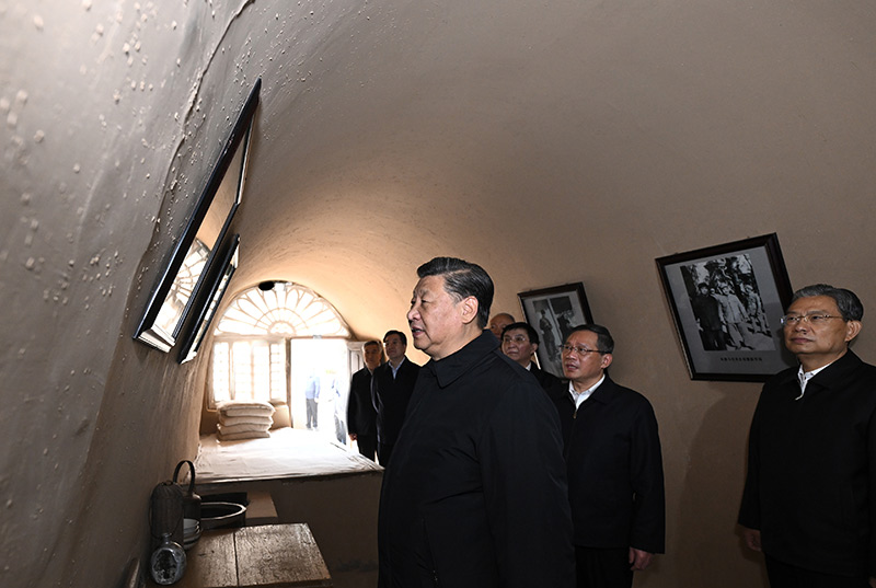 　　10月27日，中共中央總書記、國家主席、中央軍委主席習近平帶領(lǐng)中共中央政治局常委李強、趙樂際、王滬寧、蔡奇、丁薛祥、李希，瞻仰延安革命紀念地。這是習近平等在楊家?guī)X參觀朱德舊居。
