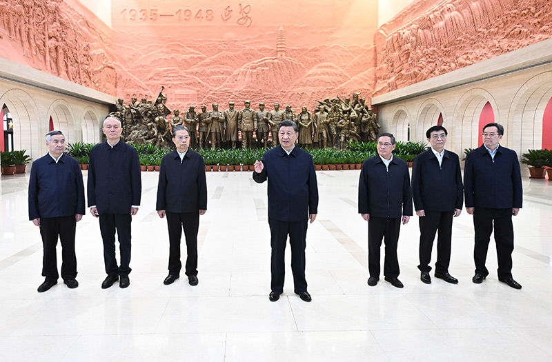 　　10月27日，中共中央總書記、國家主席、中央軍委主席習近平帶領(lǐng)中共中央政治局常委李強、趙樂際、王滬寧、蔡奇、丁薛祥、李希，瞻仰延安革命紀念地。這是習近平在延安革命紀念館參觀《偉大歷程——中共中央在延安十三年歷史陳列》結(jié)束時發(fā)表重要講話。