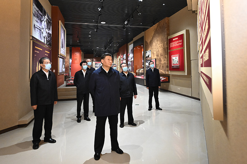 　　10月27日，中共中央總書記、國家主席、中央軍委主席習近平帶領(lǐng)中共中央政治局常委李強、趙樂際、王滬寧、蔡奇、丁薛祥、李希，瞻仰延安革命紀念地。這是習近平等在延安革命紀念館，參觀《偉大歷程——中共中央在延安十三年歷史陳列》。